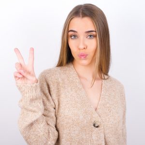 femeie cu cardigan cu guler in V