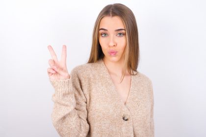 femeie cu cardigan cu guler in V