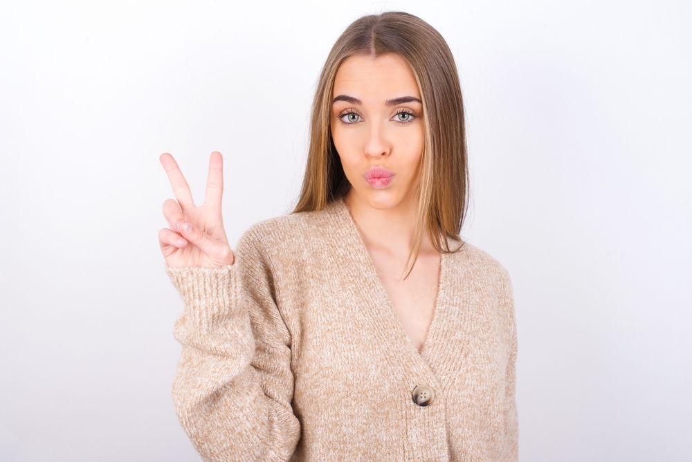 femeie cu cardigan cu guler in V